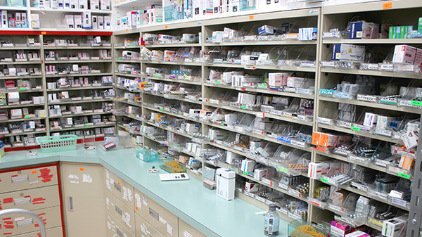 萩の森調剤薬局の薬棚