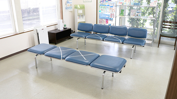きらら調剤薬局 日野店の待合スペース