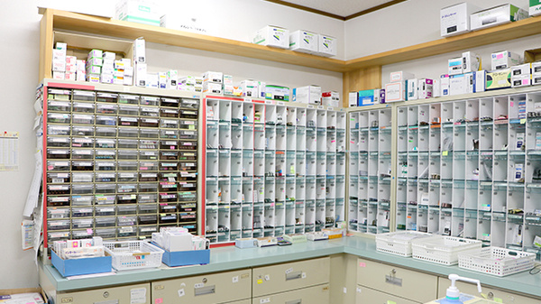 きらら調剤薬局 日野店の薬棚