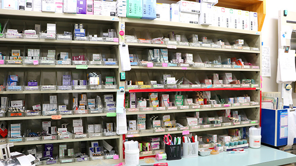 アイワ薬局柳津店の薬棚