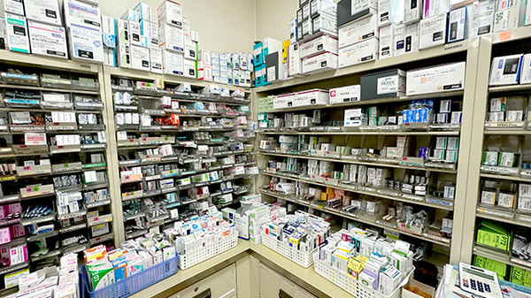 いるか調剤薬局下米田店の薬棚
