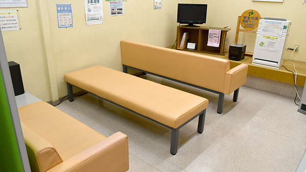 エース薬局の待合スペース