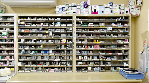 エース薬局の薬棚