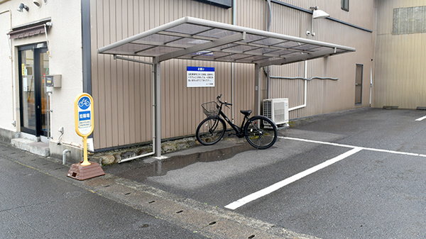 エース薬局の駐輪場