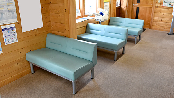 エース薬局船附店の待合スペース