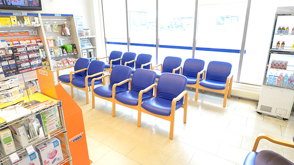 クオールぎなん薬局の待合スペース