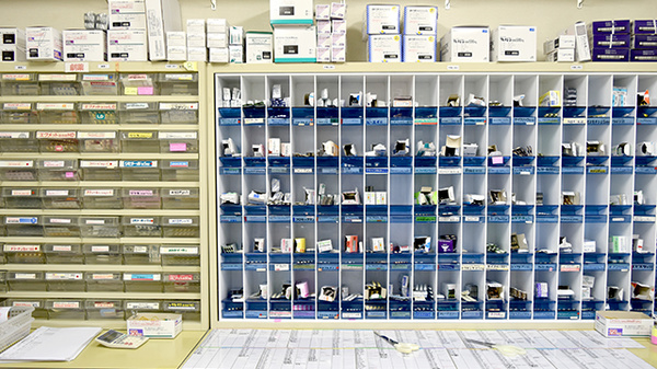 ナガラ調剤薬局の薬棚