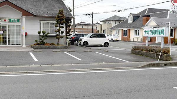 ナガラ調剤薬局の駐車場