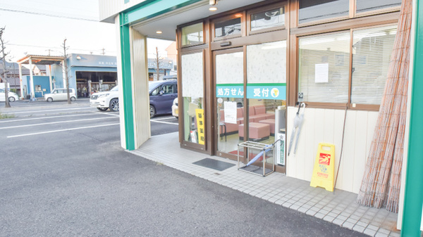 ナナ調剤薬局祈年町店の入口
