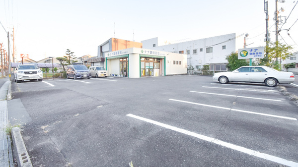 ナナ調剤薬局祈年町店の駐車場