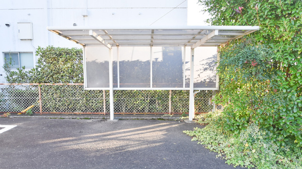 ナナ調剤薬局祈年町店の駐輪場