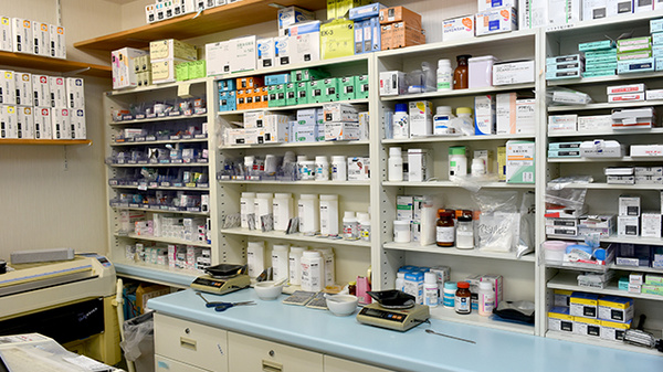 ファースト調剤薬局みずほ店の薬棚