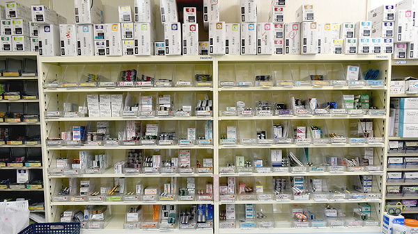 ファースト調剤薬局関店の薬棚