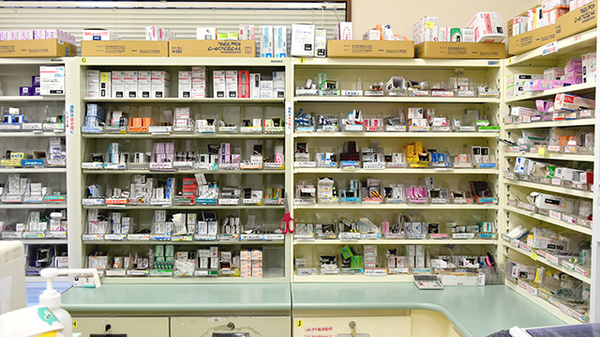 ファースト調剤薬局郡上八幡店の薬棚