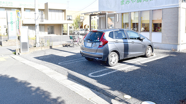 まみや調剤薬局鏡島店の駐車場
