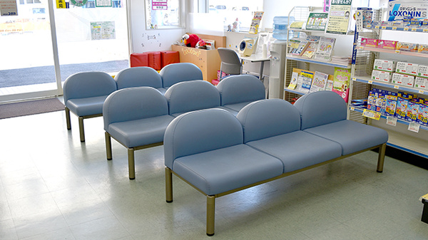 ユタカ調剤薬局　禾森の待合スペース