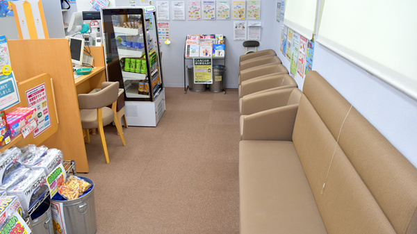 ユタカ調剤薬局　山手の待合スペース