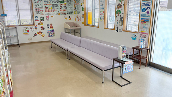 リス薬局大井店の待合スペース