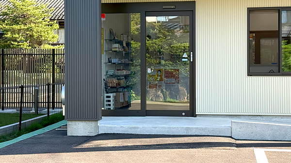 貴船薬局久々野店の入口