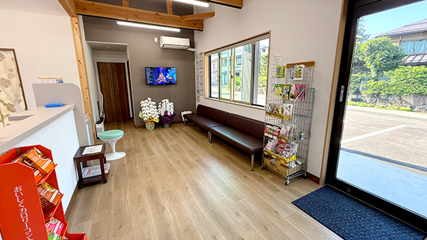 貴船薬局久々野店の待合スペース