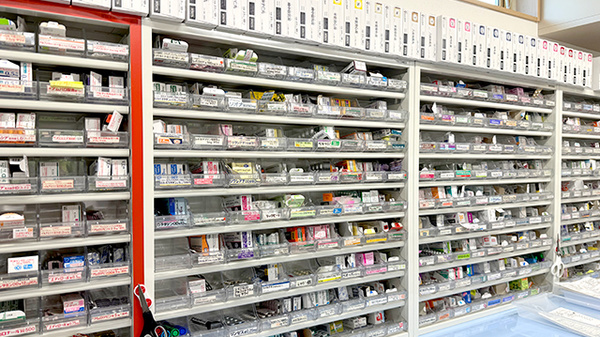 貴船薬局久々野店の薬棚