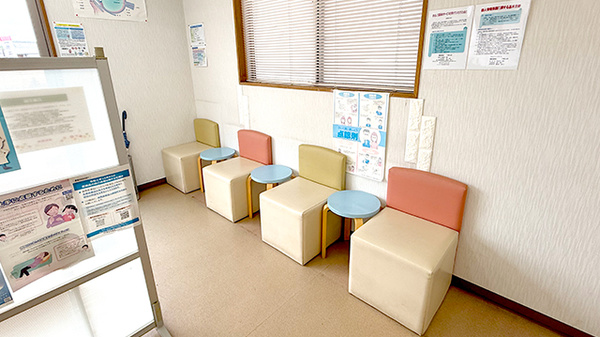 貴船薬局下恵土店の待合スペース