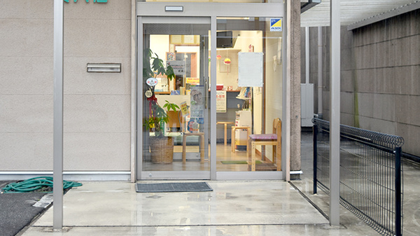 金の鈴薬局安八店の入口