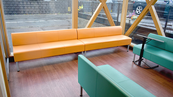 あお調剤薬局の待合スペース