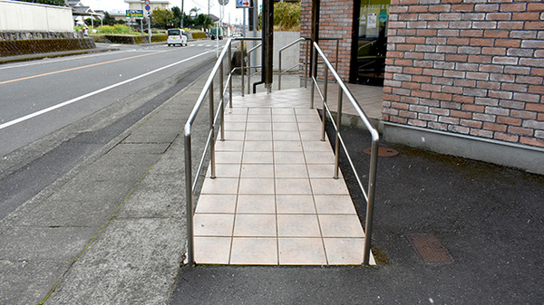 ひまわり薬局の入口