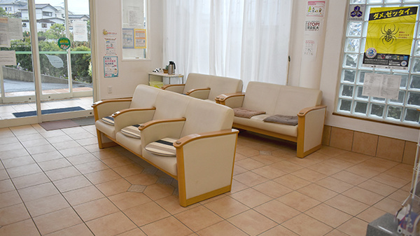 花山手あおば薬局の待合スペース