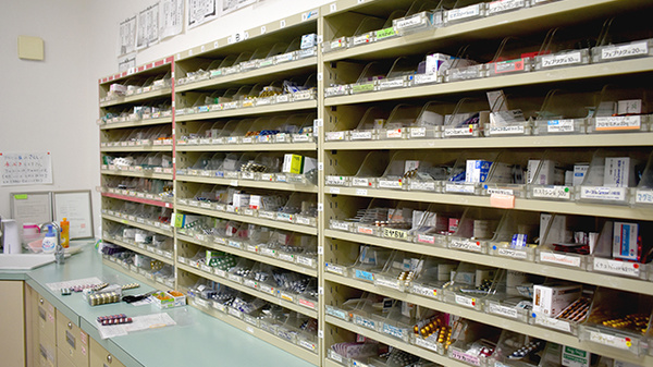 花山手あおば薬局の薬棚