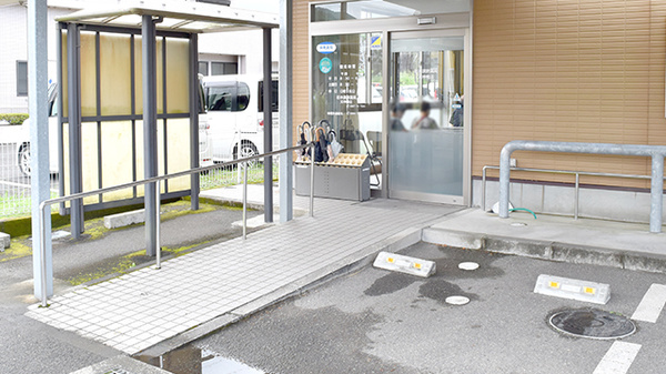 岩本調剤薬局天神橋店の入口