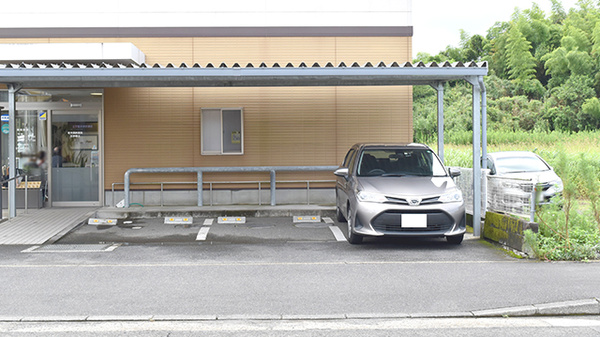 岩本調剤薬局天神橋店の駐車場