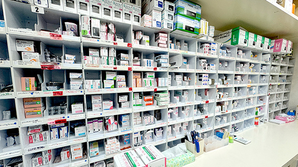 ＭＩＫＡＴＡ薬局　東町の薬棚