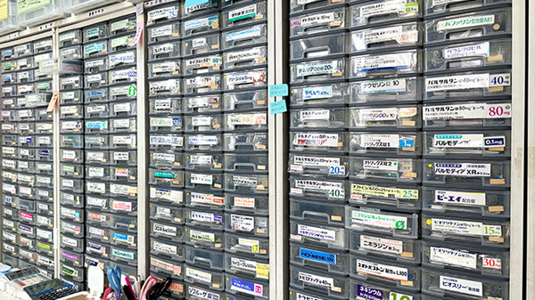 エム薬局の薬棚