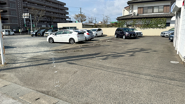 エム薬局の駐車場