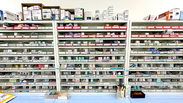 カリン薬局の薬棚