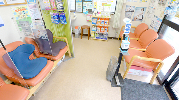 クローバー調剤薬局の待合スペース