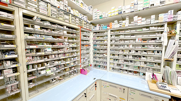 サイカ調剤薬局丸森病院前店の薬棚