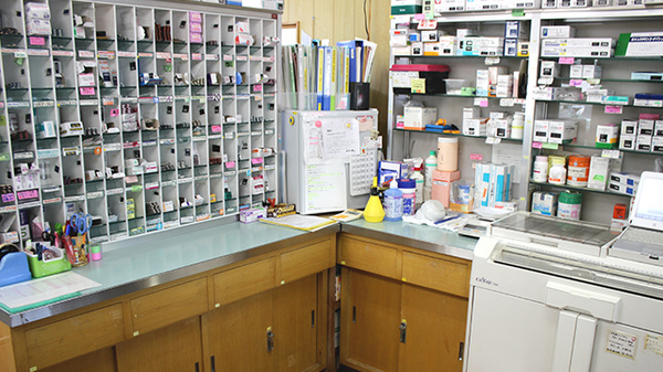 たかぎ薬局鹿又店の薬棚