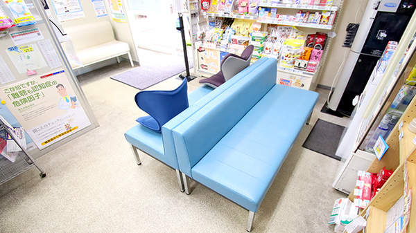 トラスト調剤薬局の待合スペース