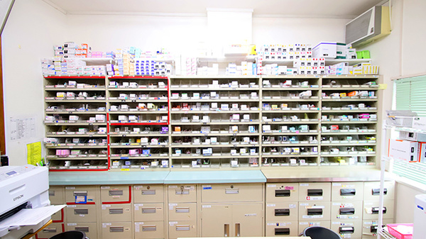 トラスト調剤薬局の薬棚