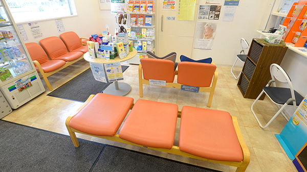 クオール薬局塩釜店の待合スペース