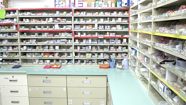 まごころ調剤薬局の薬棚