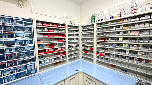みなみ薬局の薬棚
