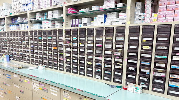 リヴ薬局の薬棚