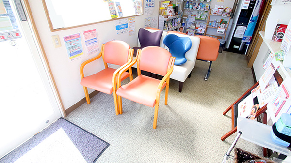 銀杏町トラスト調剤薬局の待合スペース