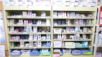 銀杏町トラスト調剤薬局の薬棚