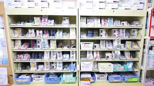 銀杏町トラスト調剤薬局の薬棚