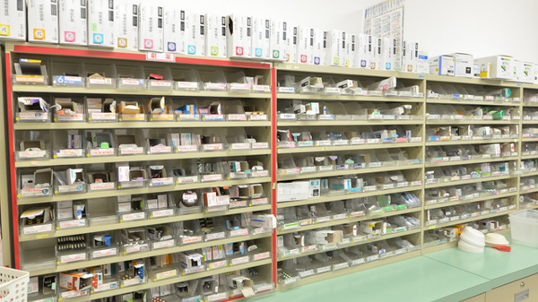 三峰調剤薬局の薬棚